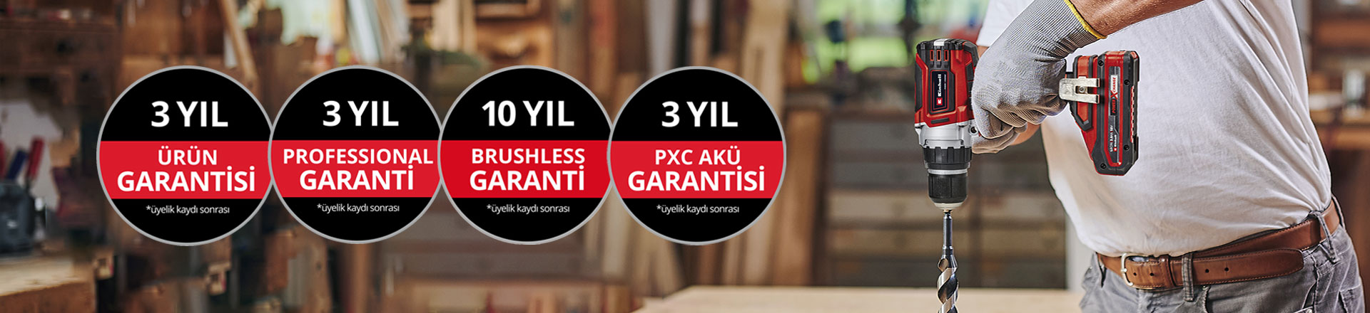  Burada bir atölyede Einhell matkap kullanan bir adam görebilirsiniz. Ek olarak, farklı garanti uzatma türleri için simgeler resmin üzerine yerleştirilmiştir. Aşağıdaki garanti uzatmaları mümkündür: ‘Ürün garantisi’, ‘Professional garanti’, ‘Brushless garanti’, ‘PXC Akü garantisi’.